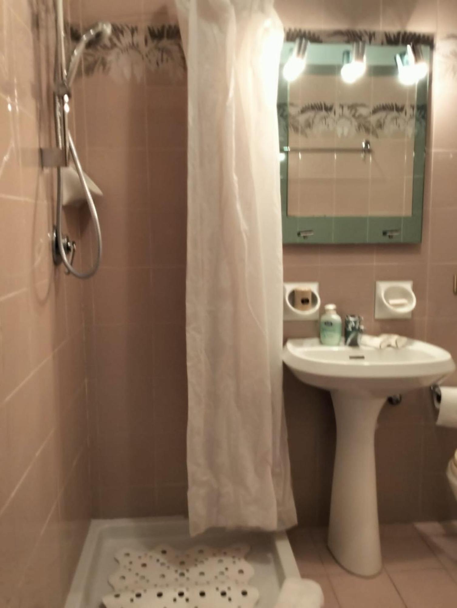 Hotel La Grotta San Michele Montevettolini Esterno foto
